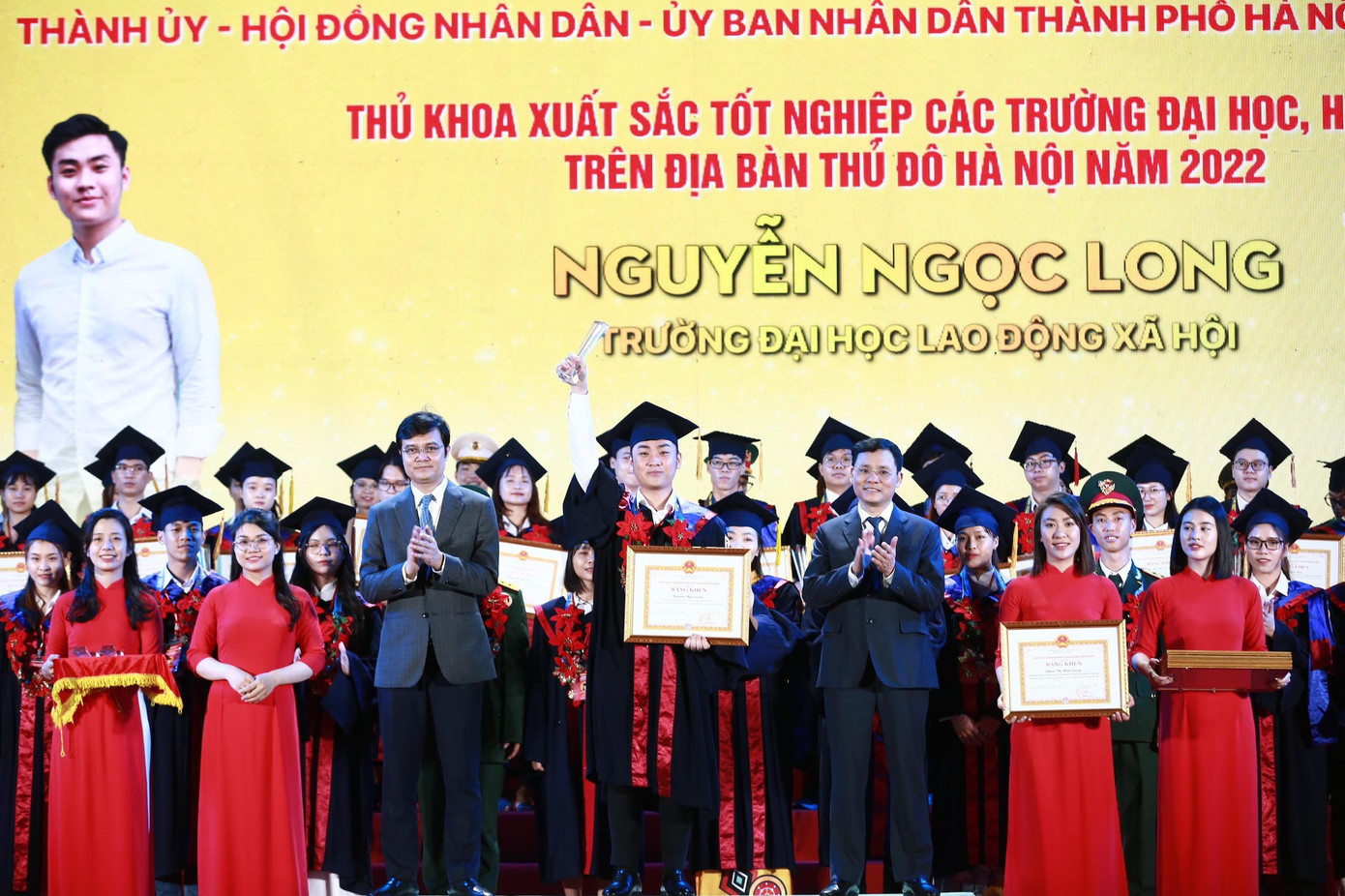 Anh Bùi Quang Huy, Bí thư thứ nhất T.Ư Đoàn (bên trái) trao phần thưởng cho thủ khoa xuất sắc. Ảnh: Bảo Anh