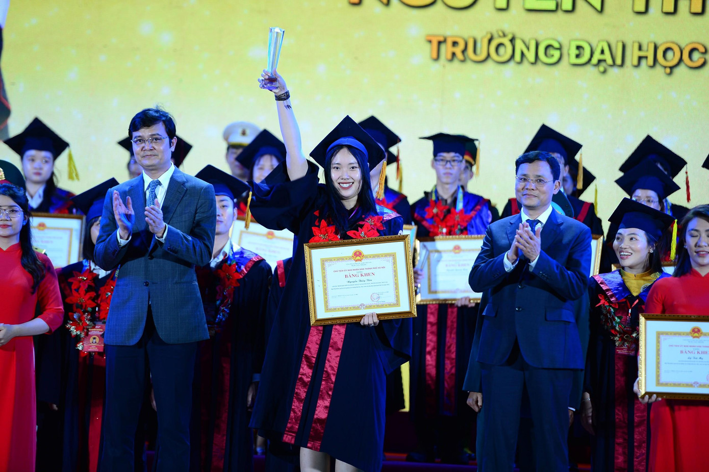 Anh Bùi Quang Huy, Bí thư thứ nhất T.Ư Đoàn (bên trái) trao phần thưởng cho thủ khoa xuất sắc. Ảnh: Bảo Anh