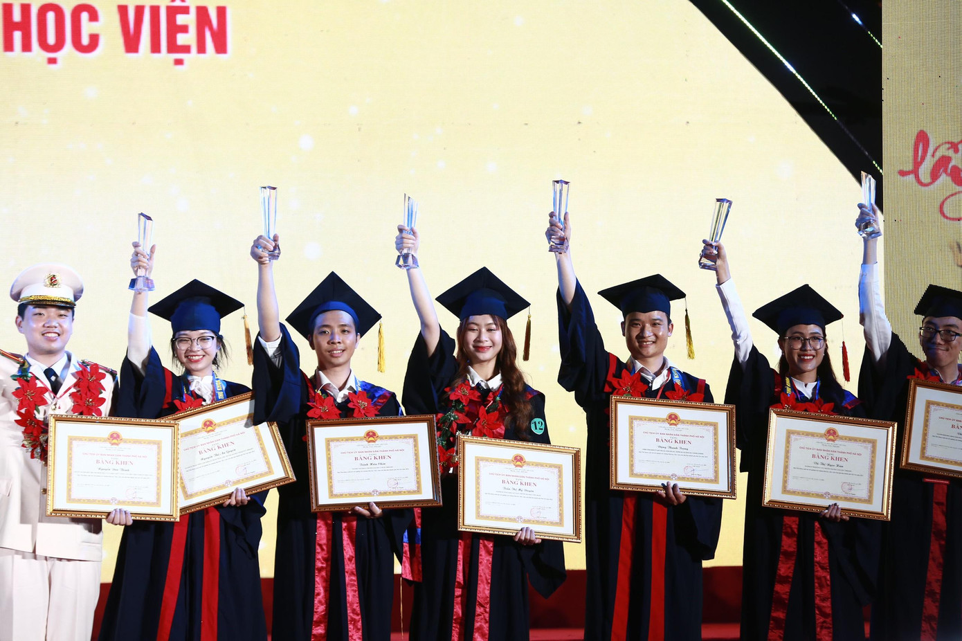 Các thủ khoa xuất sắc được vinh danh năm 2022. Ảnh: Bảo Anh