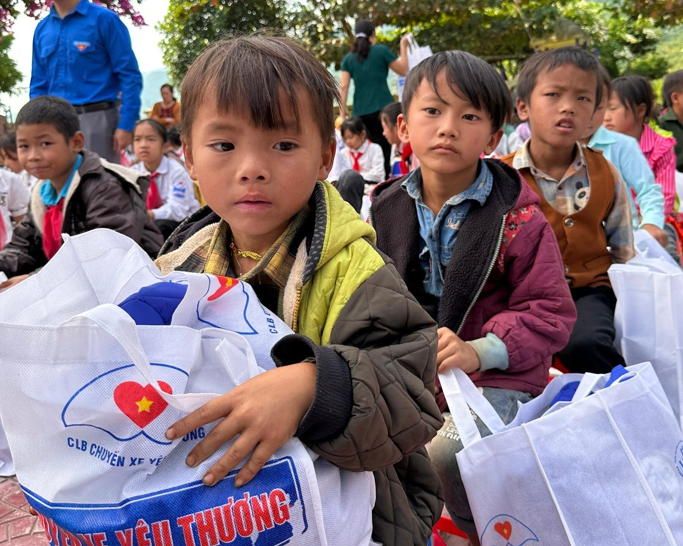 Học sinh trường Tiểu học Bản Mo, bản Tạo Sen đón nhận những món quà ý nghĩa trong chương trình Tình nguyện mùa Đông 2022