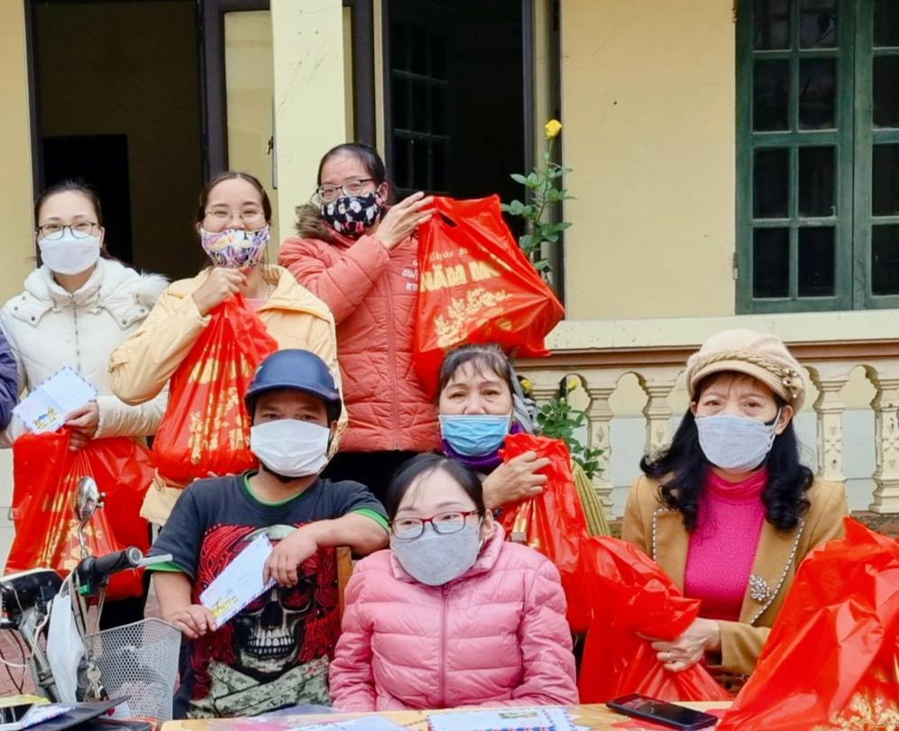 Chị Tâm tặng quà cho người khuyết tật ở Nam Định