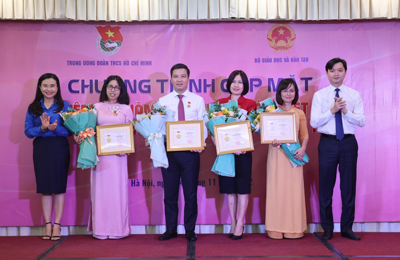 Anh Nguyễn Minh Triết, Bí thư T.Ư Đoàn, Chủ tịch Hội SVVN và chị Nguyễn Phạm Duy Trang, Bí thư T.Ư Đoàn, Chủ tịch Hội đồng Đội T.Ư trao Kỷ niệm chương Vì thế hệ trẻ cho lãnh đạo, cán bộ chủ chốt các đơn vị thuộc Bộ GD&ĐT. Ảnh: Như Ý Anh Nguyễn Minh Triết, Bí thư T.Ư Đoàn, Chủ tịch Hội SVVN và chị Nguyễn Phạm Duy Trang, Bí thư T.Ư Đoàn, Chủ tịch Hội đồng Đội T.Ư trao Kỷ niệm chương Vì thế hệ trẻ cho lãnh đạo, cán bộ chủ chốt các đơn vị thuộc Bộ GD&ĐT. Ảnh: Như Ý