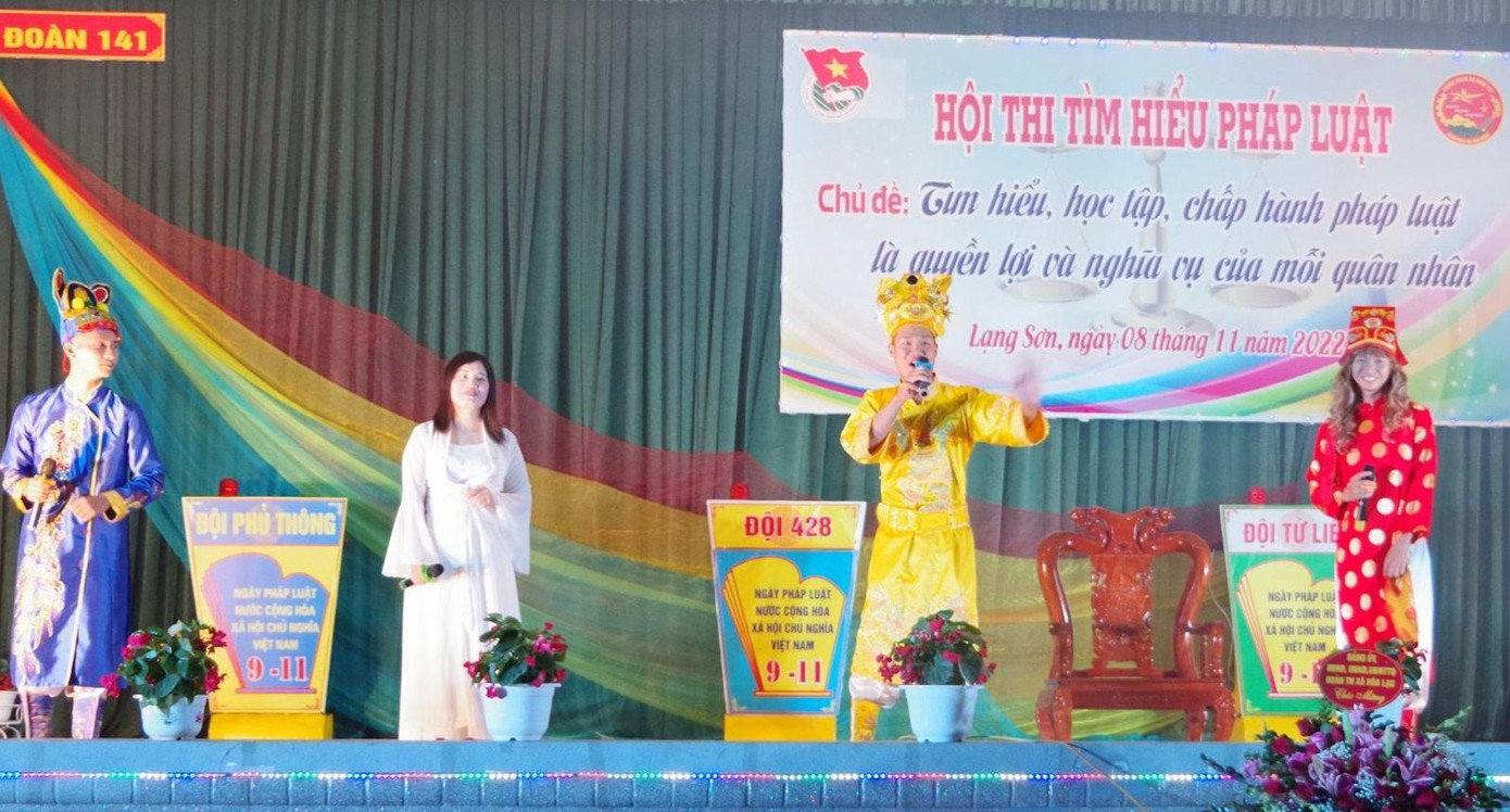 Phần thi tự giới thiệu của một đội thi