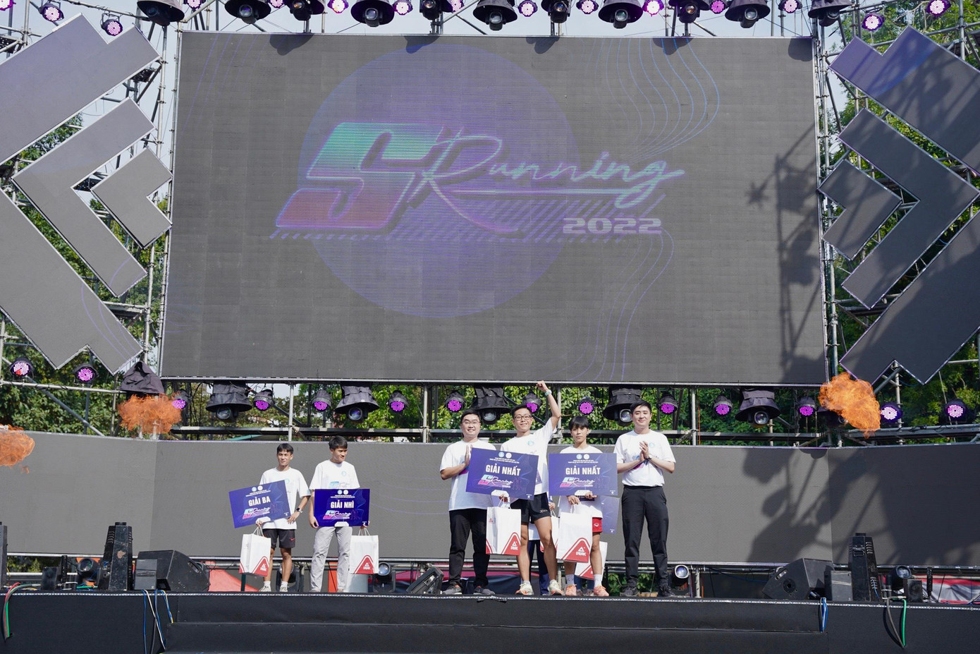 Ban tổ chức trao giải Nhất, Nhì, Ba cho các bạn tham gia giải chạy S-Running Ban tổ chức trao giải Nhất, Nhì, Ba cho các bạn tham gia giải chạy S-Running