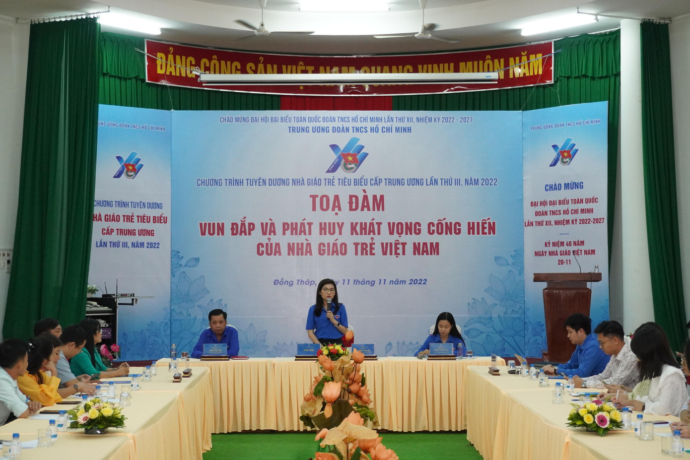 Toạ đàm với chủ đề “Vun đắp và phát huy khát vọng cống hiến của nhà giáo trẻ Việt Nam” Toạ đàm với chủ đề “Vun đắp và phát huy khát vọng cống hiến của nhà giáo trẻ Việt Nam”