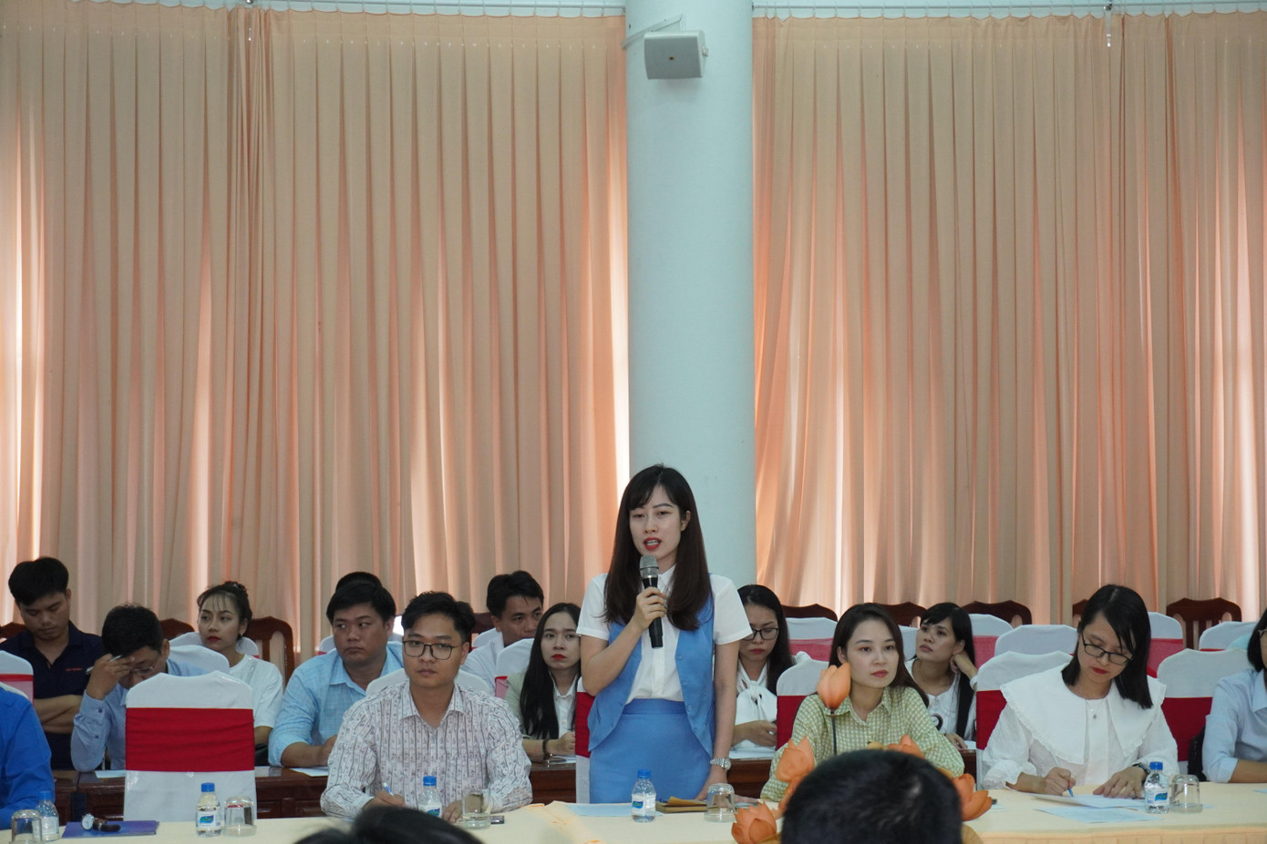 Các nhà giáo trẻ trao đổi tại toạ đàm Các nhà giáo trẻ trao đổi tại toạ đàm