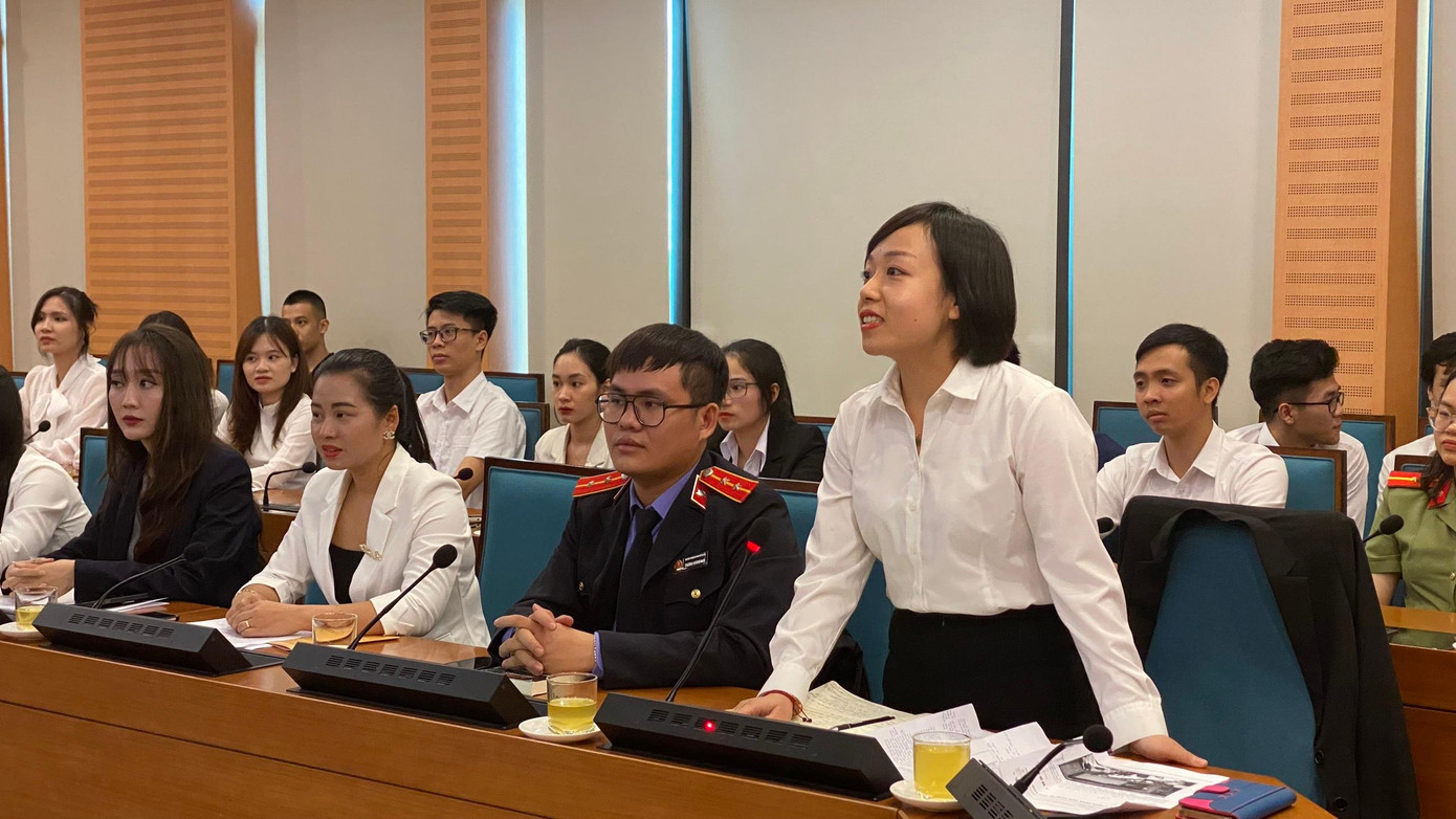 Ngô Thu Trang, thủ khoa xuất sắc Đại học Luật – ĐHQG Hà Nội năm 2015, hiện là cán bộ Ngân hàng Quốc tế chia sẻ tại tọa đàm