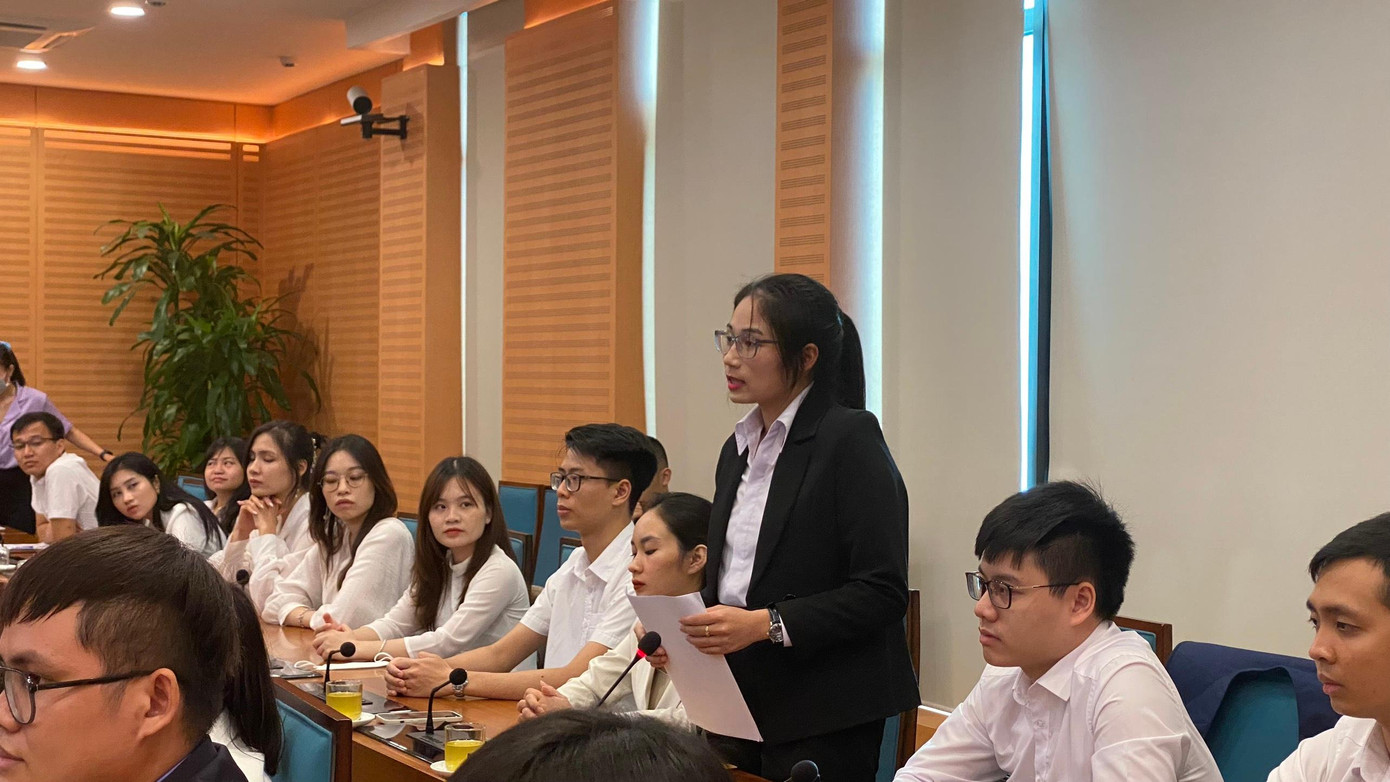 Chị Nguyễn Khánh Linh (thủ khoa xuất sắc Đại học Luật – ĐHQG Hà Nội năm 2021) chia sẻ tại tọa đàm