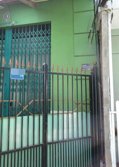 Ngôi nhà khá khang trang đã khóa cửa. Người dân địa phương cho biết T. đã không ở nhà khoảng gần 2 tháng nay