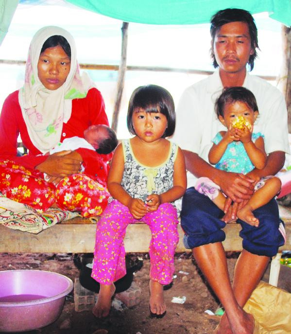 Gia đình sản phụ Lụa trong chòi vuông ở đậu Ảnh: N.T.H