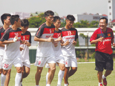 HLV Hoàng Văn Phúc (bìa phải) vẫn “thống lĩnh” cả hai ĐTQG và ĐT U23 QG. ảnh: VSI