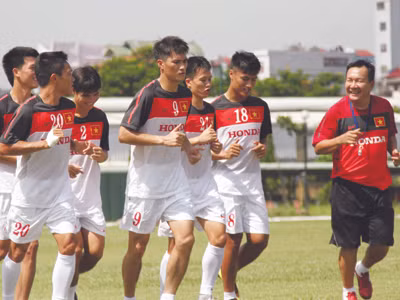 HLV Hoàng Văn Phúc (bìa phải) vẫn “thống lĩnh” cả hai ĐTQG và ĐT U23 QG. ảnh: VSI