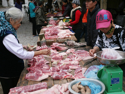 Giá cả tăng sẽ ảnh hưởng trực tiếp đến bữa ăn của mỗi gia đình 