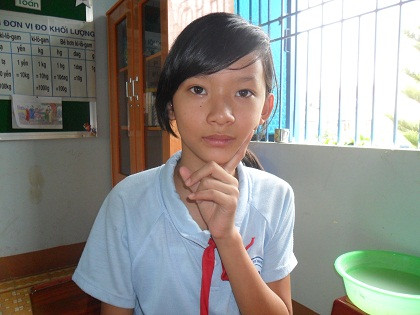 Em Nguyễn Thị Hà (12 tuổi) cũng bị tật khiếm thính, lại khiến nhiều thầy cô, bạn bè cảm mến vì tài năng vẽ tranh cuốn hút, giàu sức sáng tạo.