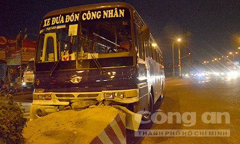 Xe chở công nhân tông hai cha con trọng thương ảnh 1