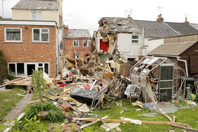 Ngôi nhà bên cạnh cũng bị ảnh hưởng.