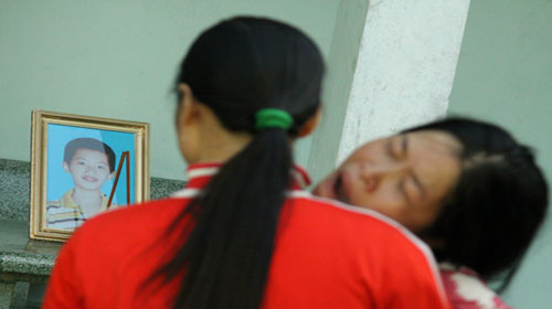 Chị Hiền ngất xỉu trên vai người thân - Ảnh: Anh Thoa (Tuổi Trẻ). Chị Hiền ngất xỉu trên vai người thân - Ảnh: Anh Thoa (Tuổi Trẻ)