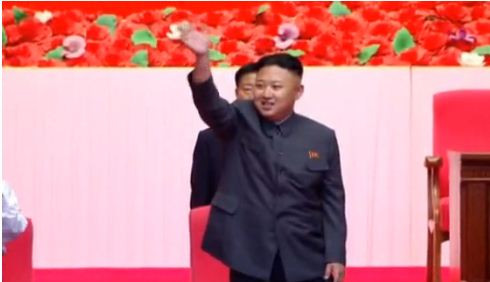 Ông Kim Jong Un vẫy tay chào đại biểu trong hội nghị 