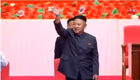 Ông Kim Jong Un vẫy tay chào đại biểu trong hội nghị 