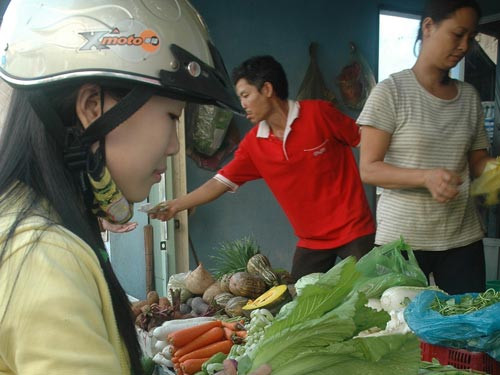 Người tiêu dùng rất dễ tìm mua các loại rau nhưng chưa thật sự an tâm lắm khi sử dụng. Ảnh: Xuân Thảo