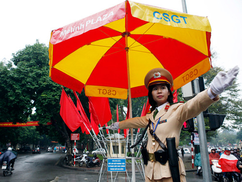 Thượng sĩ Sa Thị Tố Quyên - Đội Cảnh sát Giao thông số 2 làm nhiệm vụ tại ngã tư Điện Biên Phủ - Trần Phú. Ảnh: Xuân Phú.