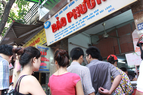 Áo ướt sũng mồ hồi vì chen nhau mua bánh