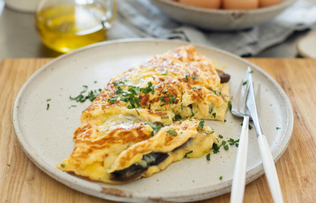 Mẹ bầu chỉ nên ăn trứng đã được nấu chín hoàn toàn.