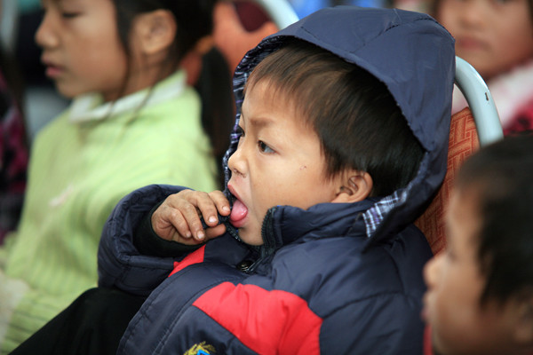 Trẻ em Làng thanh niên lập nghiệp trong lễ nhận quà