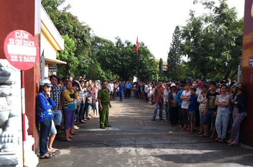 Mọi người trật tự xếp thành hàng để chờ được gặp mặt Wanbi