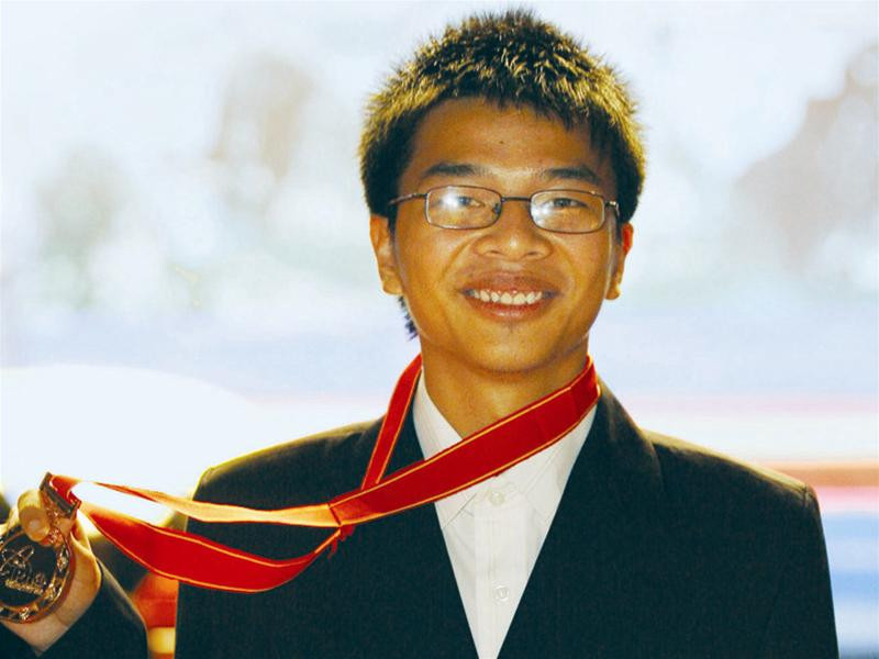 Nguyễn Tất Nghĩa và chiếc HCV kỳ thi Olympic Vật lý quốc tế 2008. Ảnh: Hồng Vĩnh Nguyễn Tất Nghĩa và chiếc HCV kỳ thi Olympic Vật lý quốc tế 2008. Ảnh: Hồng Vĩnh