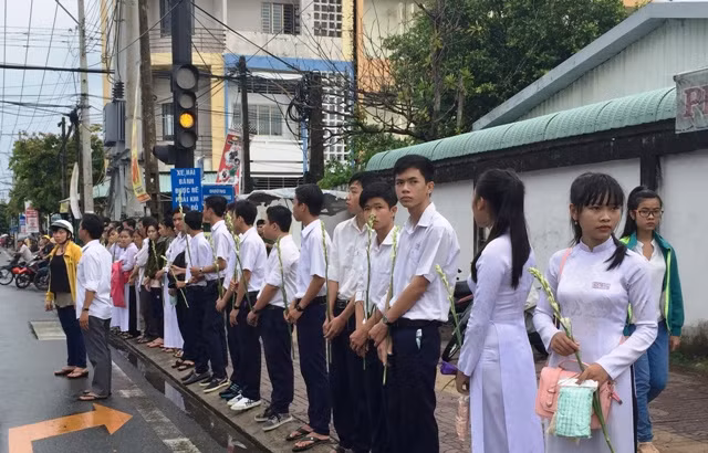 Hàng ngàn người đội mưa tiễn 6 nạn nhân chết cháy ảnh 2