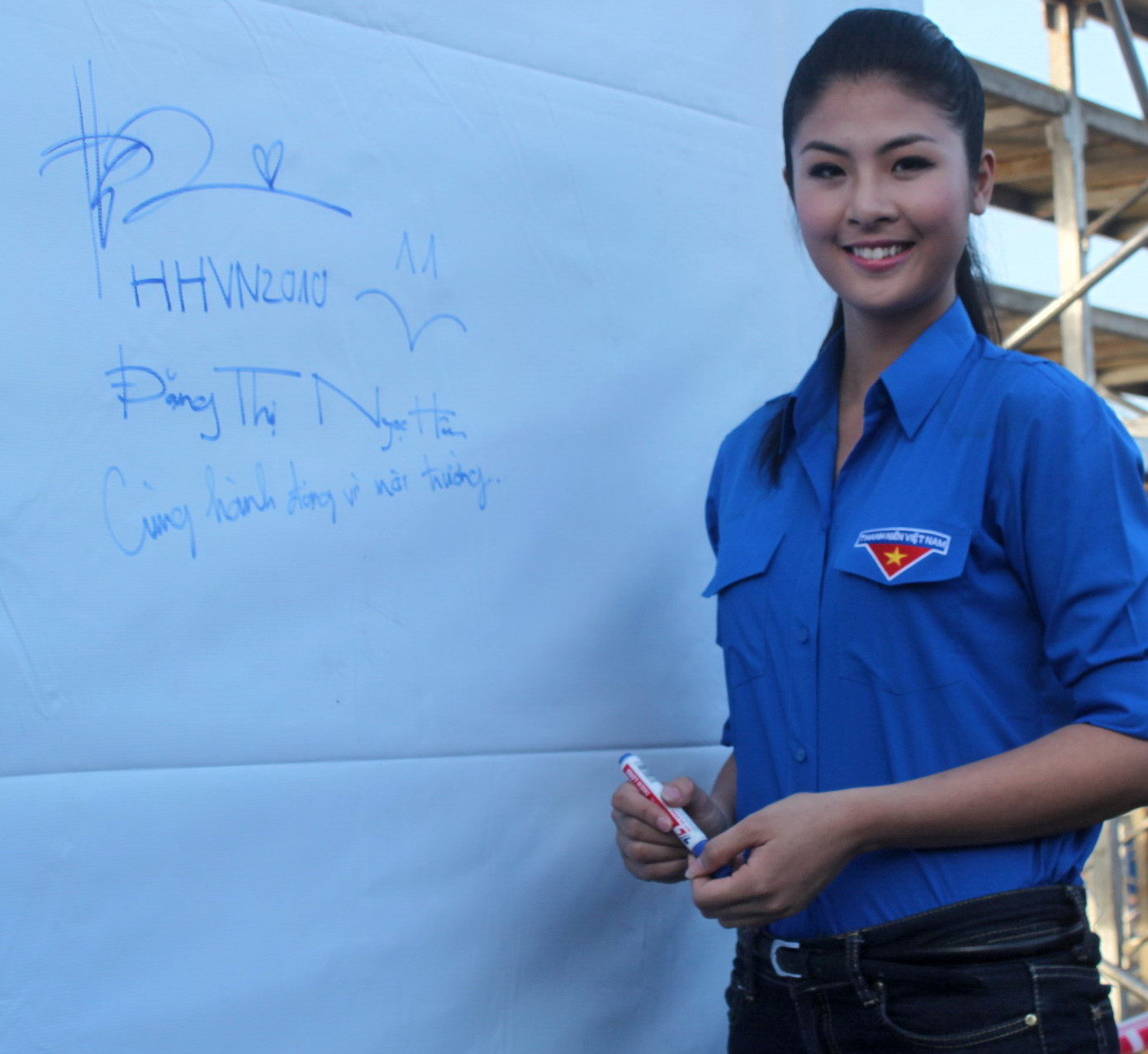 Hoa hậu Ngọc Hân ký tên vì môi trường