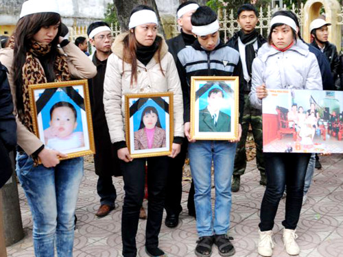 Gần 6h, công tác chuẩn bị cho phiên tòa được triển khai. Con đường dẫn đến tòa án được giăng dây thép gai và đặt biểm cấm. Nhiều người dân tỉnh Bắc Giang đến tòa án từ rất sớm Người nhà chủ tiệm vàng bên di ảnh của ba nạn nhân. Lê Văn Luyện được áp giải tới phiên tòa. Luyện bước xuống xe, được bảo vệ nghiêm ngặt. Bị cáo Luyện nhoài người ra sau tìm người thân. Các bị cáo tại phiên tòa (mặc áo xanh). Bố Luyện (bên trái) quay mặt sang nhìn con trai... Hàng trăm người dân tụ tập ngoài tòa án để theo dõi diễn biến phiên tòa.