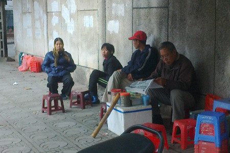 Bà Nguyễn Thị Lành - chủ hàng nước - bức xúc khi người ta đồn đại ngôi nhà 300 Kim Mã có ma