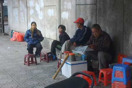 Bà Nguyễn Thị Lành - chủ hàng nước - bức xúc khi người ta đồn đại ngôi nhà 300 Kim Mã có ma