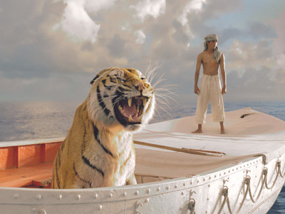 Pi và Richard Parker giữa mênh mông biển cả.