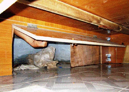 Chiếc giường được ngăn bởi tấm vách và có đường lỗ "chó" để nhóm trộm thực hiện hành vi của mình. Chiếc giường được ngăn bởi tấm vách và có đường lỗ