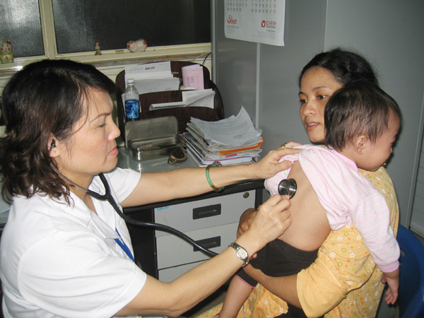 Bác sĩ khám bệnh ân cần là thể hiện y đức