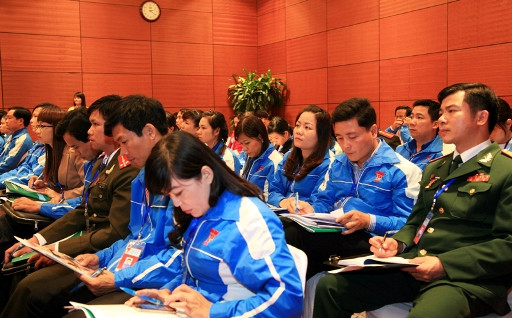 Các Đại biểu tập trung nghiên cứu tài liệu thảo luận tại Trung tâm thảo luận số 2