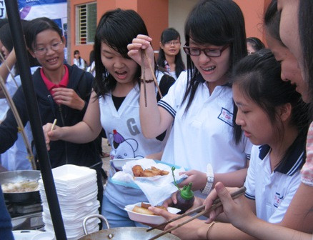 Nấu ăn tập thể cũng là một cách giúp SV "ít tiền mà vẫn no đủ" . Nấu ăn tập thể cũng là một cách giúp SV