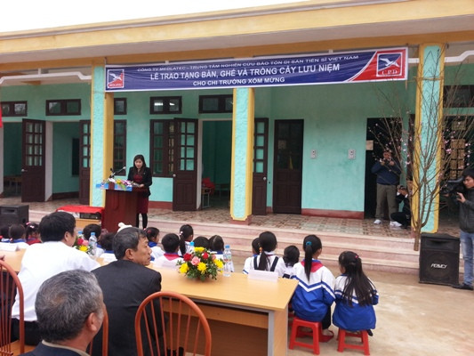 Buổi lễ trao tặng bàn ghế và trồng cây lưu niệm cho Chi trường xóm Mừng, xã Xuân Phong, Cao Phong, Hòa Bình