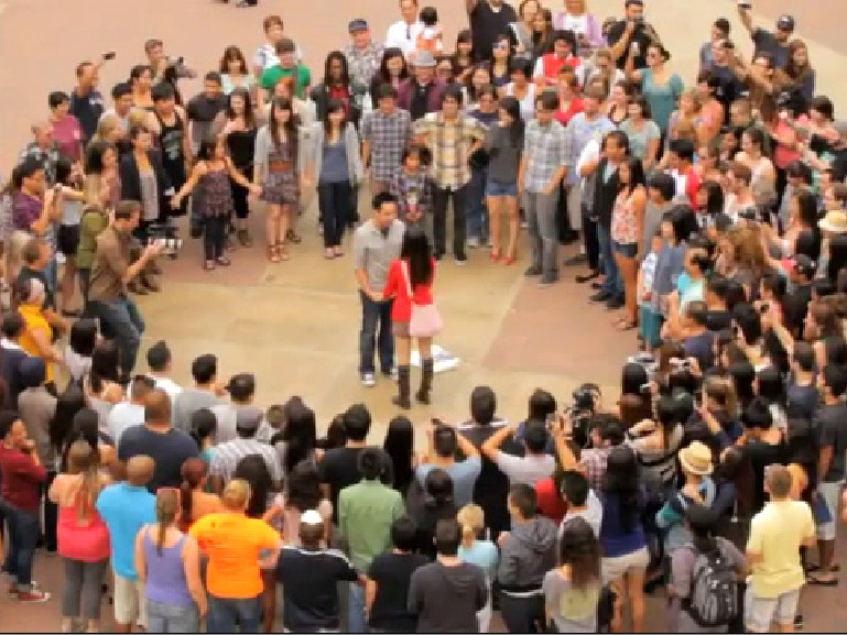 Chàng trai dẫn cô gái vào giữa đám đông...