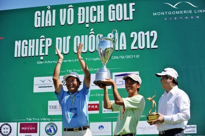 Golfer Doãn Văn Định khi trở thành nhà vô địch quốc gia năm 2012. (Ảnh: Hữu Trà)