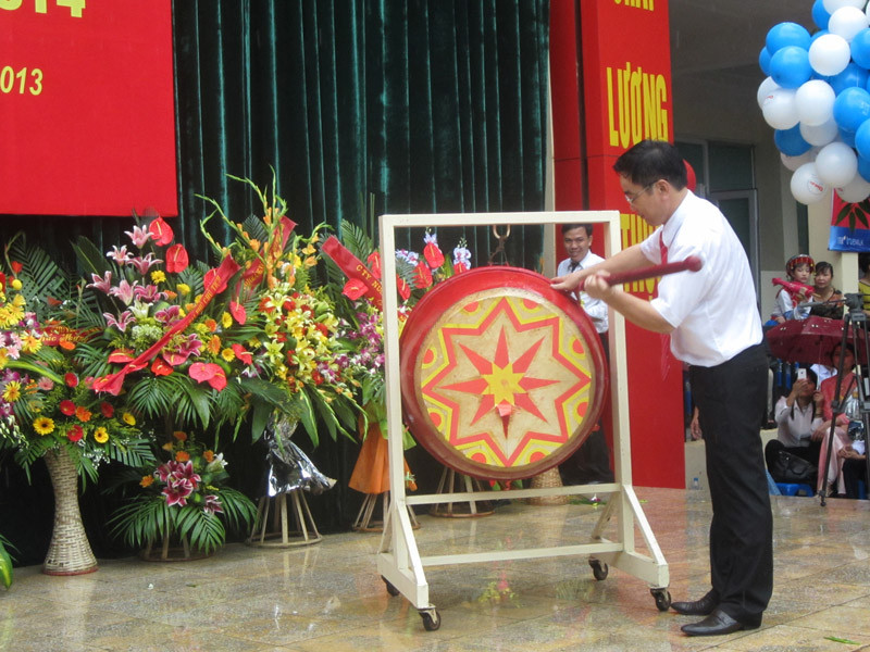 Thầy hiệu trưởng đánh trống chào năm học mới