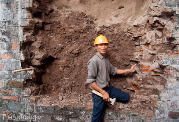 Thay lớp gạch của cửa ô duy nhất còn lại của Hà thành.. Ảnh: Nguyễn Khánh Thay lớp gạch của cửa ô duy nhất còn lại của Hà thành.