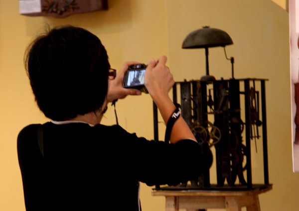 Vẻ đẹp của những chiếc đồng hồ khiến nhiều người xem chụp hình lưu giữ 