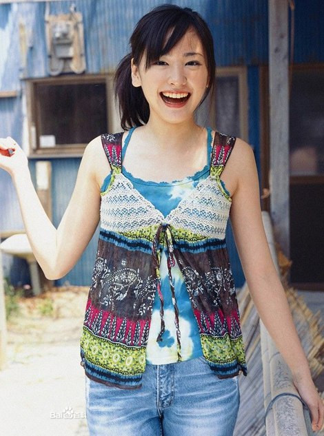 Aragaki bắt đầu được biết đến năm 2001, sau khi giành giải xuất sắc trong một cuộc thi người mẫu. Aragaki bắt đầu được biết đến năm 2001, sau khi giành giải xuất sắc trong một cuộc thi người mẫu