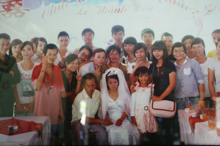 Đám cưới của họ có rất đông bạn bè, tình nguyện viên và các nhà hảo tâm đến dự