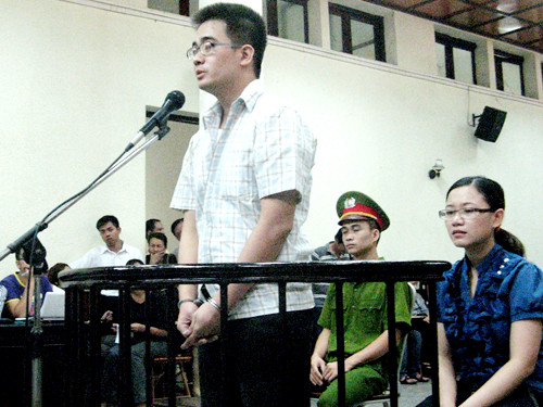 Nghĩa và bạn gái Hoàng Thị Yến tại phiên tòa - Ảnh: Bảo Thắng