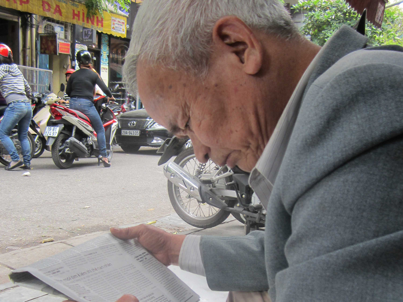 Ông Dậu, bác anh Huy đang xem thông tin về cháu mình. Ông Dậu, bác anh Huy đang xem thông tin về cháu mình